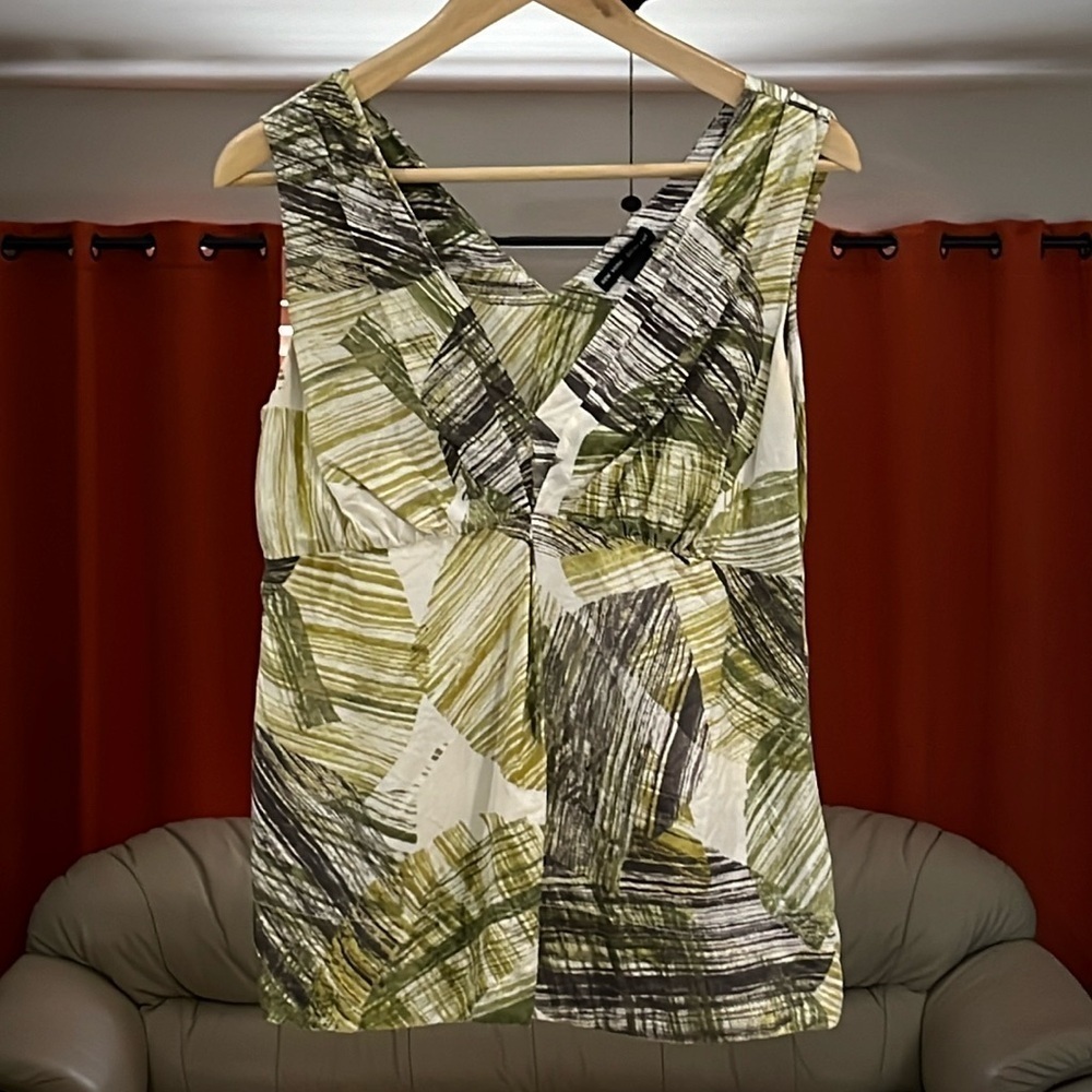 New York & Co Women’s Silk V-neck Sleeveless Top Size 4